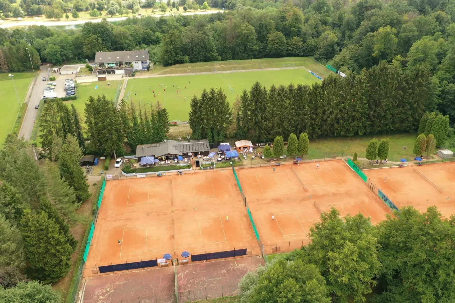 Tennisplatz mit Spielern beim Sonnenuntergang