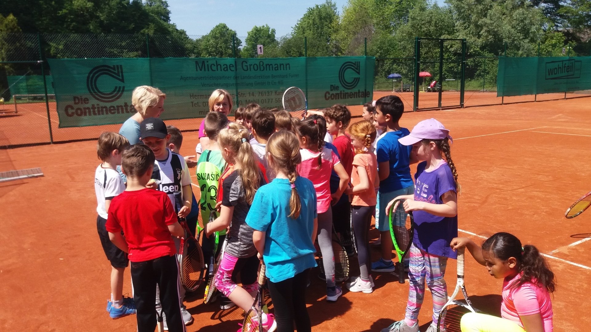 Schüler beim Tennisschnupperkurs